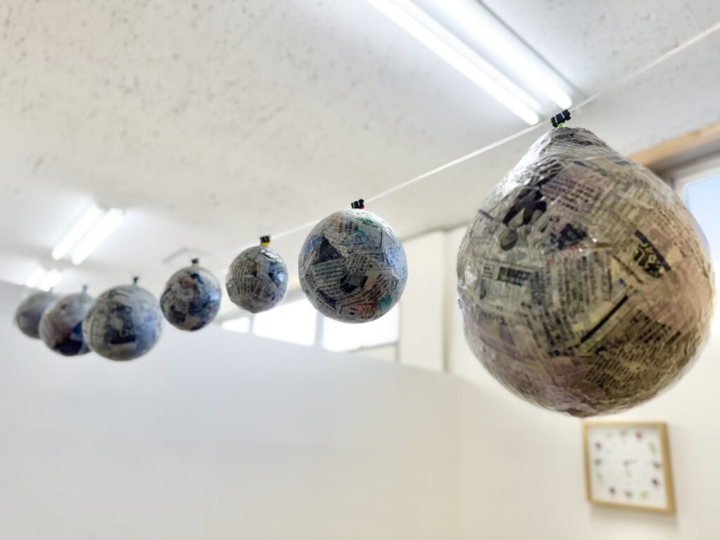 乾燥中の張り子作品が吊るされた様子