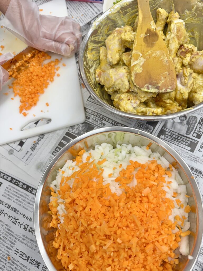 野菜をみじん切りする様子