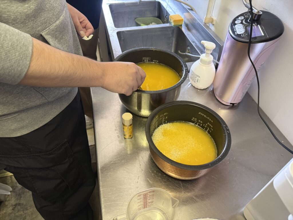 研いだお米にターメリックを加えて炊いていきます