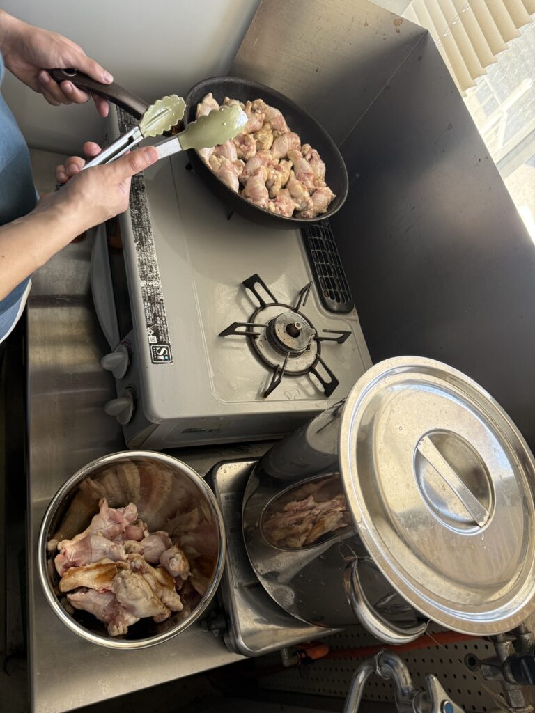 下味をつける前に鶏肉を焼く様子