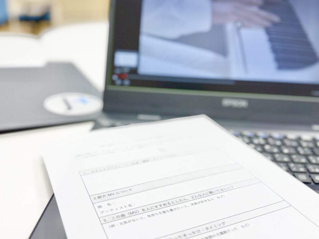 YouTubeで選曲しながら話す内容を考える様子